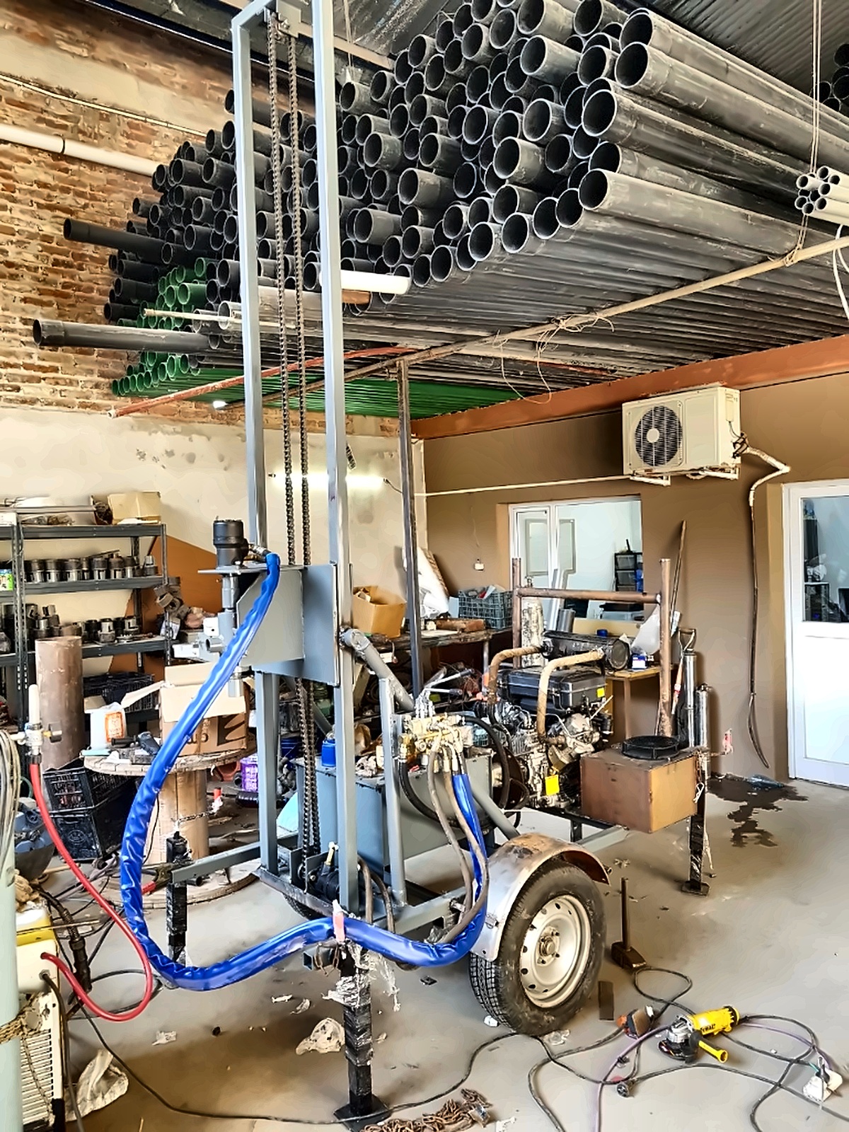 Torre de perforación propia montada sobre tráiler para obras de depresión de napas